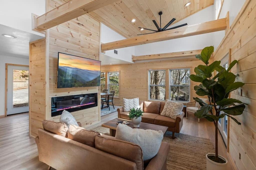 New! Modern Cabin With Two Decks, Bar & Game Room! Gatlinburg Ngoại thất bức ảnh