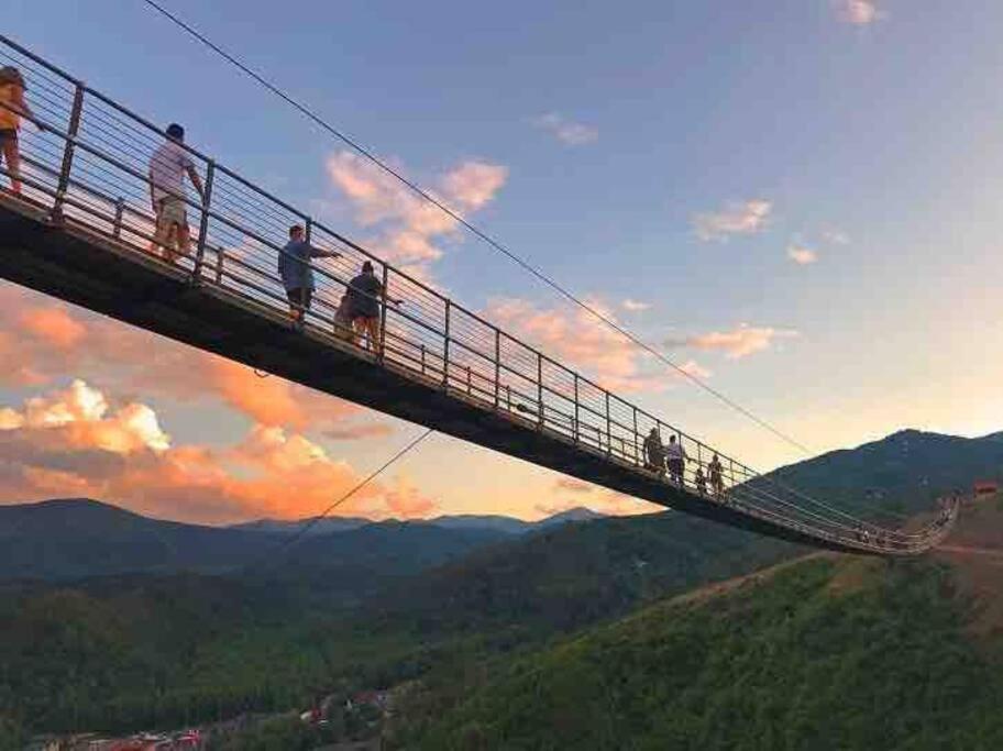 New! Modern Cabin With Two Decks, Bar & Game Room! Gatlinburg Ngoại thất bức ảnh